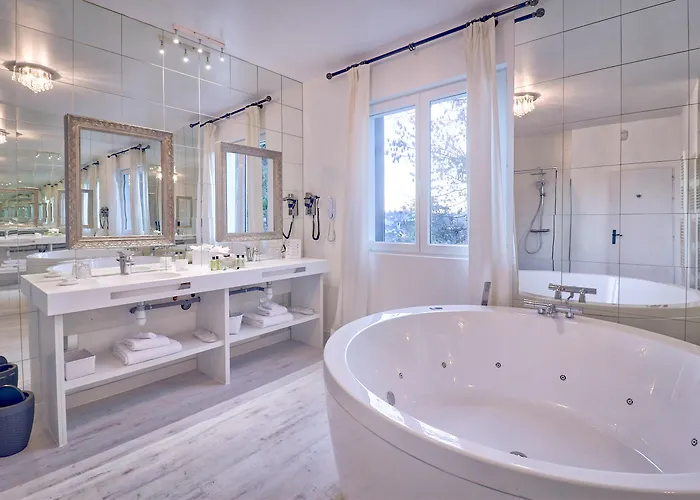 Belfry & By Ligne St Barth 卢德